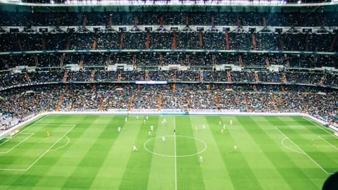 阿根廷教头故里泪洒奖杯前，激情高举世界杯！